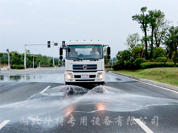 灑水車灑水作業